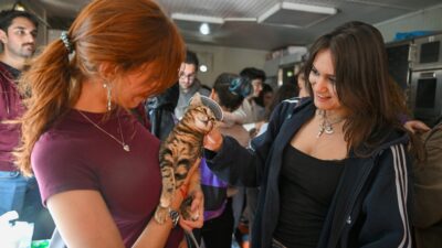 Üniversite öğrencileri, 4 Ekim Dünya Hayvanları Koruma Günü’nde Bornova Belediyesi’nin