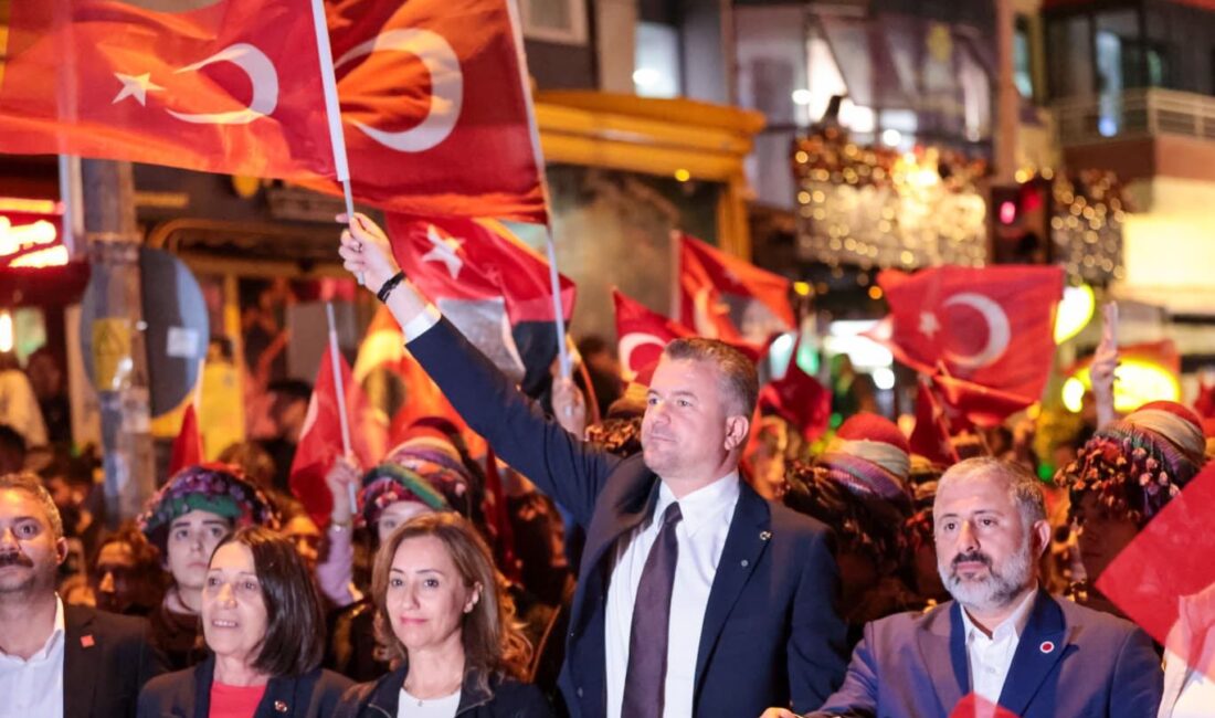 Buca, Cumhuriyet’in 102. yılını coşkuyla kutladı Bucalılar, ellerinde Türk bayrakları ve meşalelerle kortejde yürüdü; zeybek gösterisi