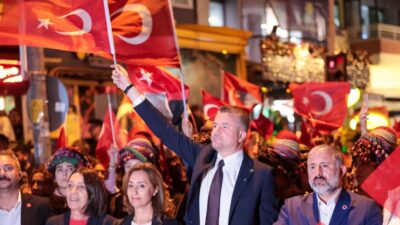 Bucalılar, ellerinde Türk bayrakları ve meşalelerle kortejde yürüdü; zeybek gösterisi