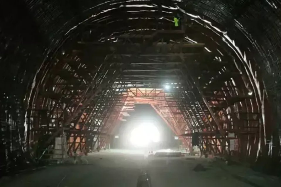 Türkiye’nin en uzun hızlı tren tünelinde kazı tamamlandı. Peki, “ışık