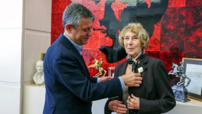 Yazar Ayşe Kulin, Cumhuriyet Halk Partisi’ne (CHP) üye oldu. CHP