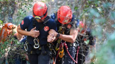 İzmir İtfaiyesi, Balçova Terapi Ormanları’nda ayak bileğinden yaralanan vatandaşı yaklaşık