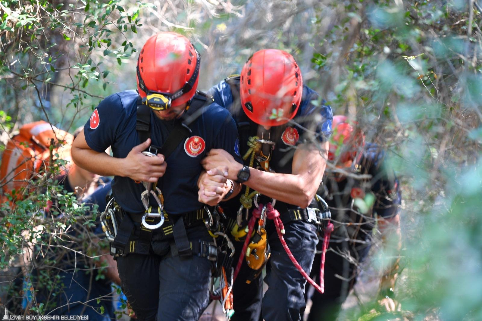 İzmir İtfaiyesi, Balçova Terapi Ormanları’nda ayak bileğinden yaralanan vatandaşı yaklaşık