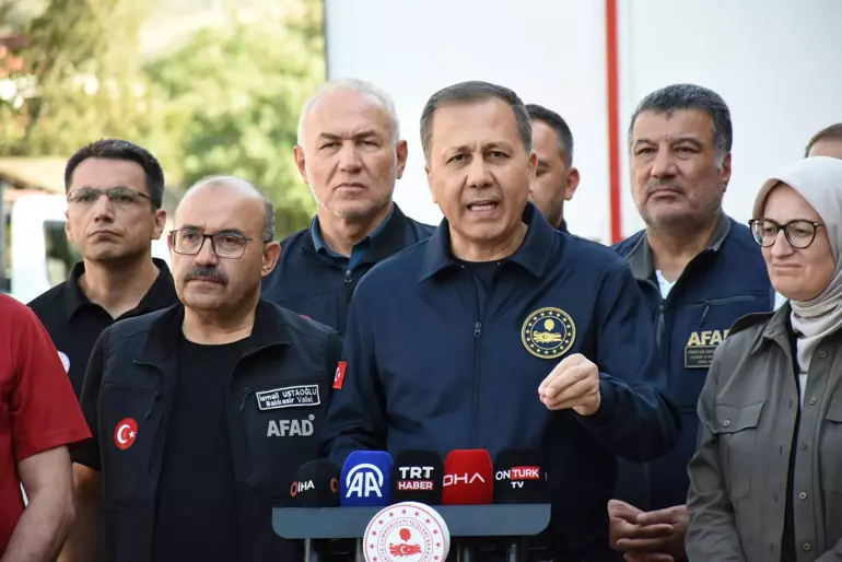 Balıkesir Sındırgı’da son durum… Ali Yerlikaya açıkladı İçişleri Bakanı Ali Yerlikaya, dün akşam 6.1 büyüklüğündeki depremle sarsılan
