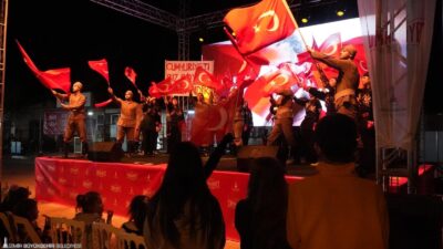 İzmir Büyükşehir Belediyesi’nin etkinliği Bergama’da renkli gösteriler, konserler ve çocuk