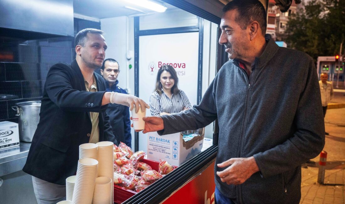 Bornova Belediyesi, soğuk sabahlarda vatandaşlara sıcak çorba ikramına başladı. Metro