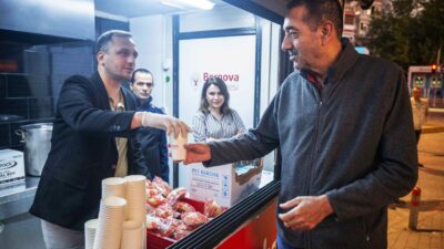 Bornova Belediyesi, soğuk sabahlarda vatandaşlara sıcak çorba ikramına başladı. Metro