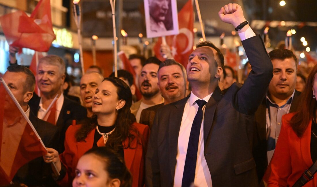Bornova’da 29 Ekim ışıklarıyla coştu Cumhuriyetin 102. yılı Bornova’da binlerce vatandaşın kortej yürüyüşü ve Sevcan