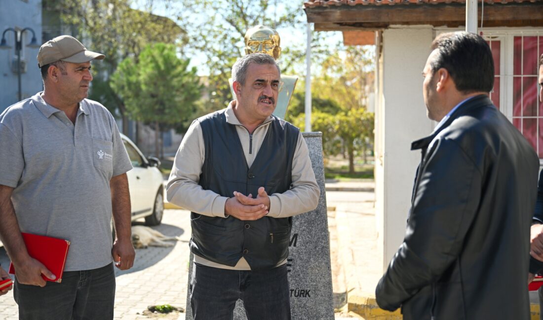 Doğanlar Mahallesi Muhtarı Eyüp Kocatepe, Bornova Belediyesi Temizlik İşleri ekibine