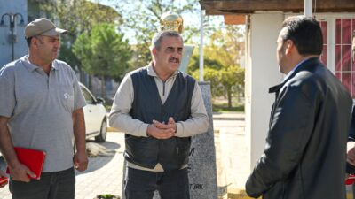 Doğanlar Mahallesi Muhtarı Eyüp Kocatepe, Bornova Belediyesi Temizlik İşleri ekibine