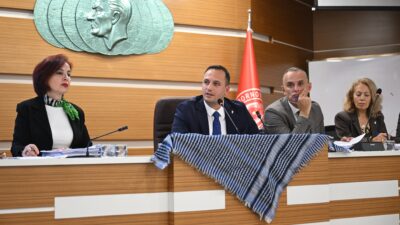 Başkan Ömer Eşki, meclis açılışında Yaser Arafat’ın simgesi poşuyu kürsüye