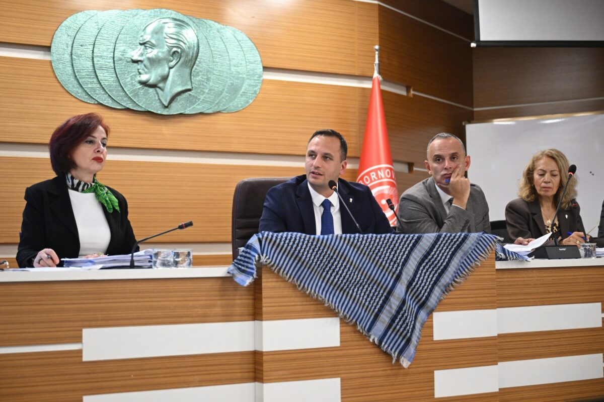Başkan Ömer Eşki, meclis açılışında Yaser Arafat’ın simgesi poşuyu kürsüye
