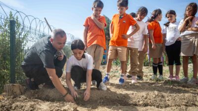 Bornova Belediyesi’nin desteğiyle okul bahçelerinde kışlık sebze fideleri diken minik