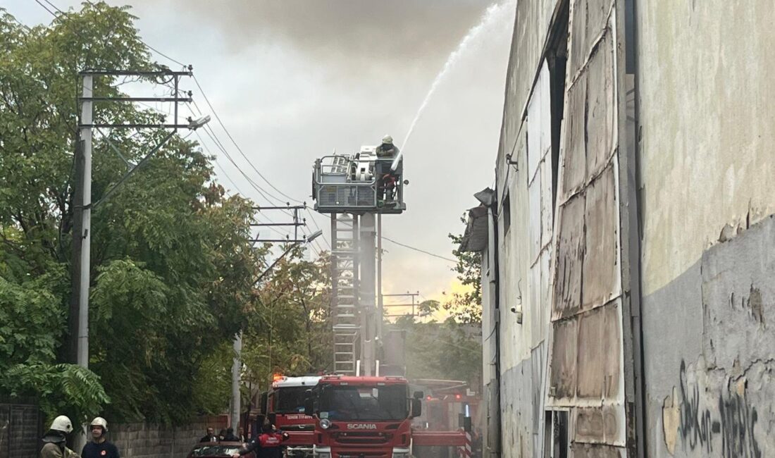 İzmir Büyükşehir İtfaiyesi, Bornova’daki depo yangınını büyümeden kontrol altına aldı.