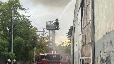 İzmir Büyükşehir İtfaiyesi, Bornova’daki depo yangınını büyümeden kontrol altına aldı.
