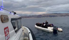 Çeşme açıklarında motor arızası nedeniyle sürüklenen lastik bottaki 2’si çocuk