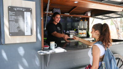 Buca Belediyesi, uygun fiyatlı kafe ve “Askıda Yemek” uygulamasıyla üniversite