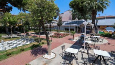 1923 Buca Göksu Kafe, yenilenen kitap kafe konseptiyle öğrencilere uygun