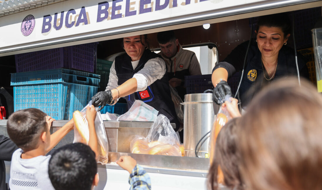 Buca Belediyesi, ilçedeki dayanışmayı büyüterek dar gelirli ailelere ekmek, un
