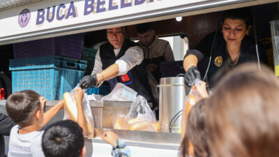 Buca Belediyesi, ilçedeki dayanışmayı büyüterek dar gelirli ailelere ekmek, un