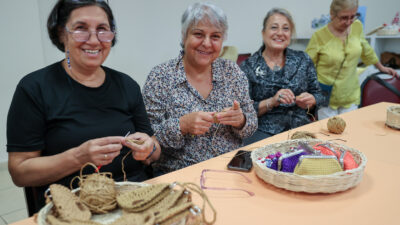 Bua Belediyesi kursiyerlerinin el emeğiyle ördüğü gözlük kılıfları büyük beğeni