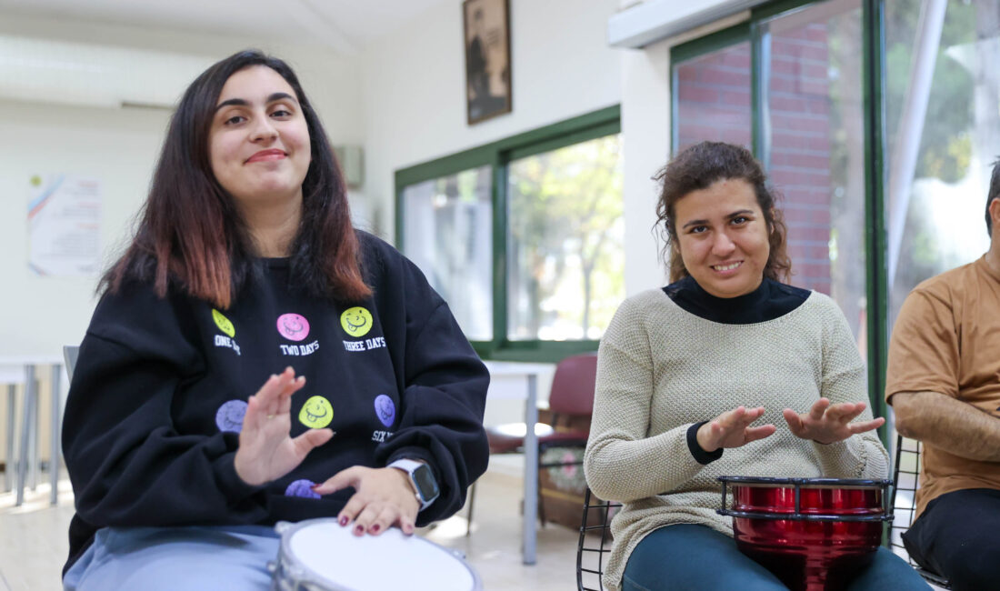 Buca Belediyesi’nin özel gereksinimli bireyler için başlattığı ritim kursları, katılımcıların