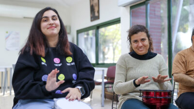 Buca Belediyesi’nin özel gereksinimli bireyler için başlattığı ritim kursları, katılımcıların