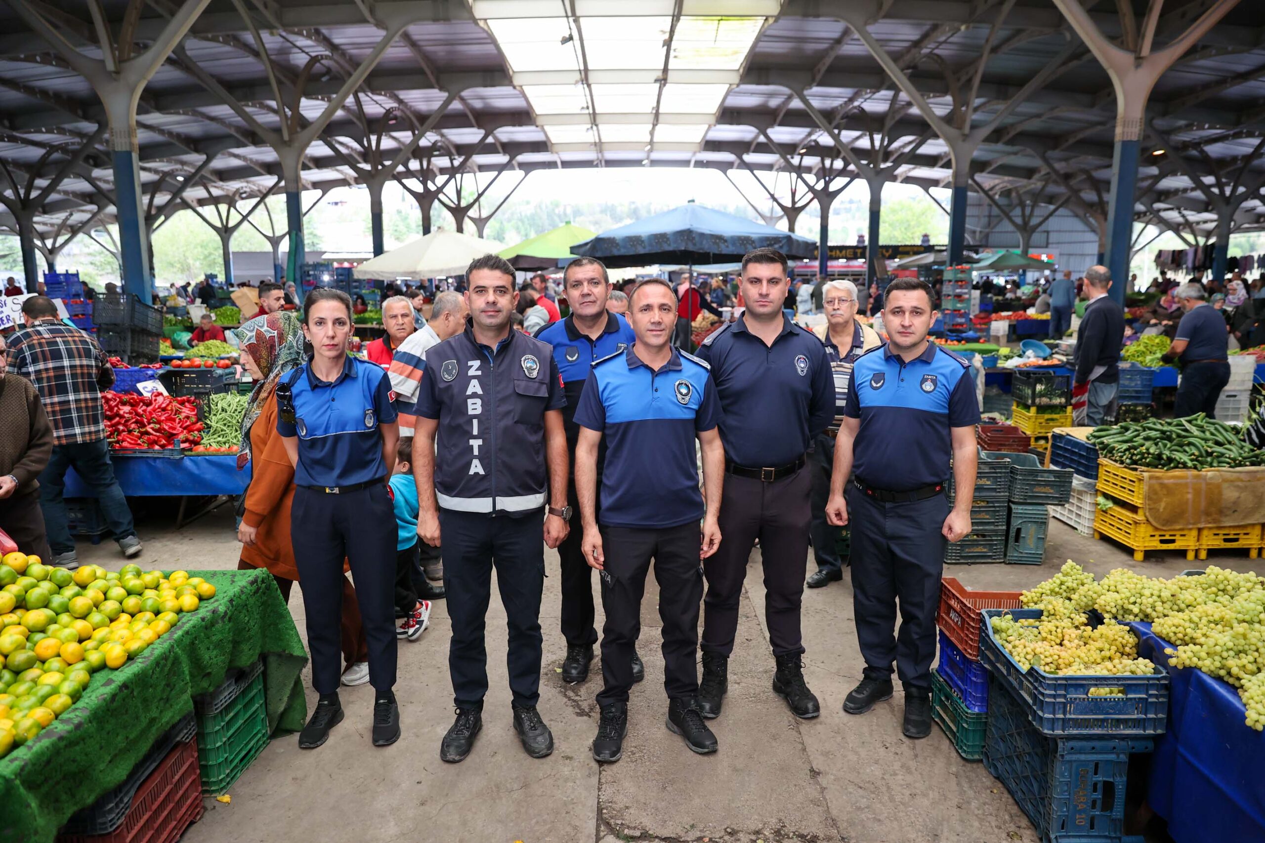 Buca Belediyesi, ilçe genelindeki semt pazarlarında vatandaşların sağlıklı ve güvenli