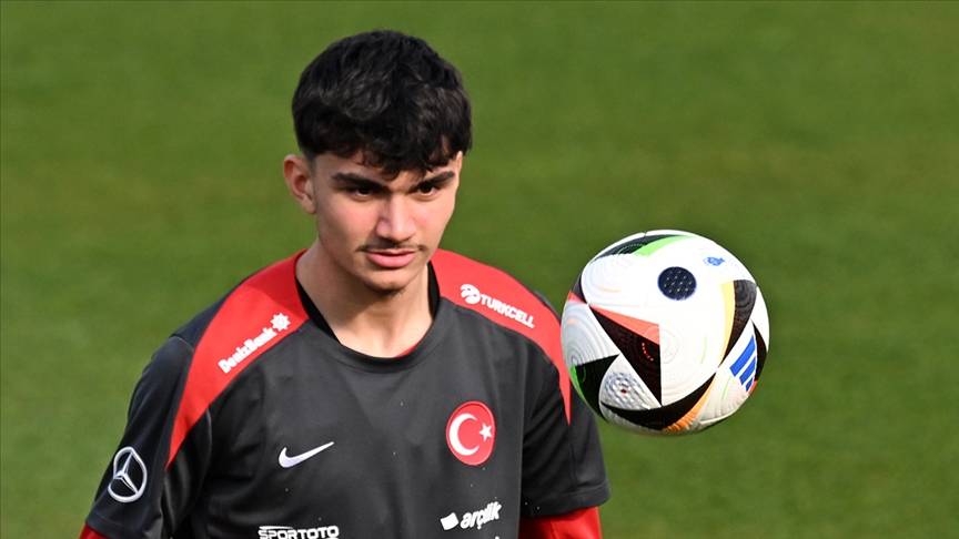 Eintracht Frankfurt'un genç yeteneği Can Uzun, taraftar oylamasıyla Eylül ayının