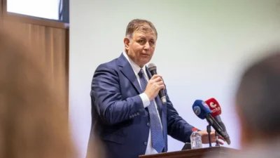 İzmir Büyükşehir Belediye Başkanı Dr. Cemil Tugay, Karabağlar'da bir muhtarın