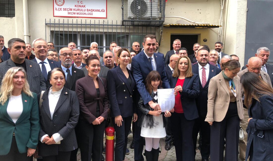 CHP İzmir İl Başkanı seçilen Çağatay Güç, mazbatasını aldı. Yeni