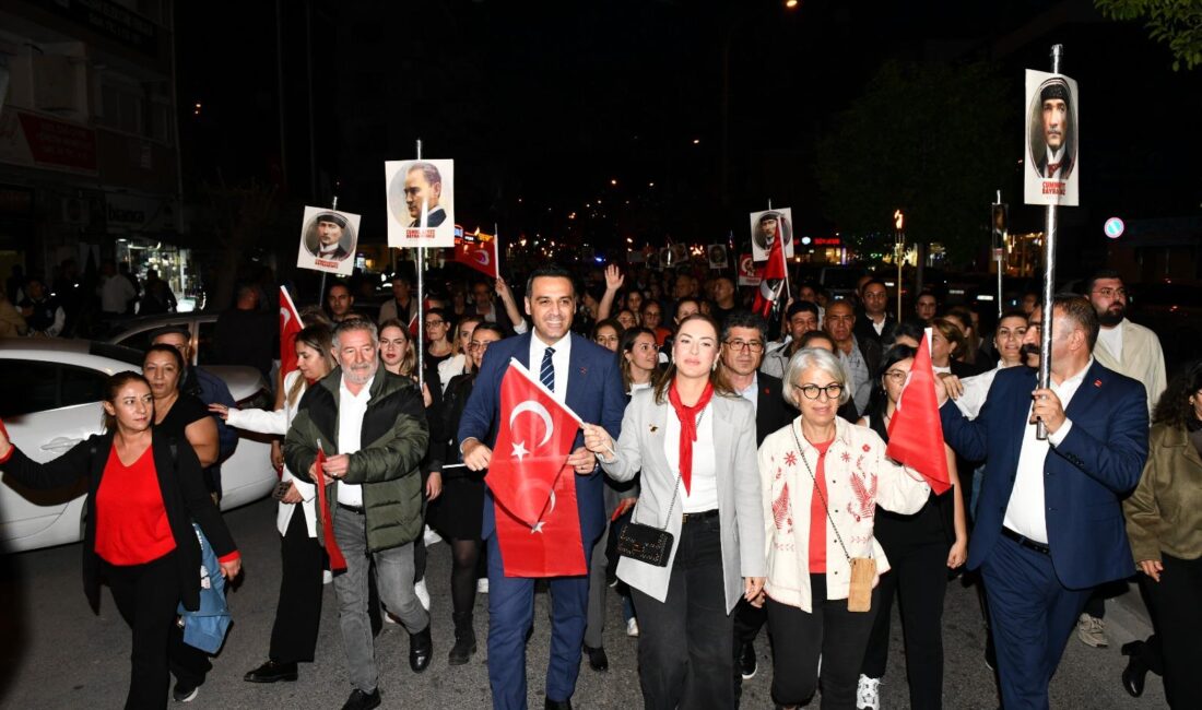Çiğli’de Cumhuriyet coşkusu: Binler “İstiklâlden İstikbale” yürüdü Çiğli Belediyesi’nin düzenlediği “İstiklâlden İstikbale Büyük Cumhuriyet Yürüyüşü”, Cumhuriyet’in 102.