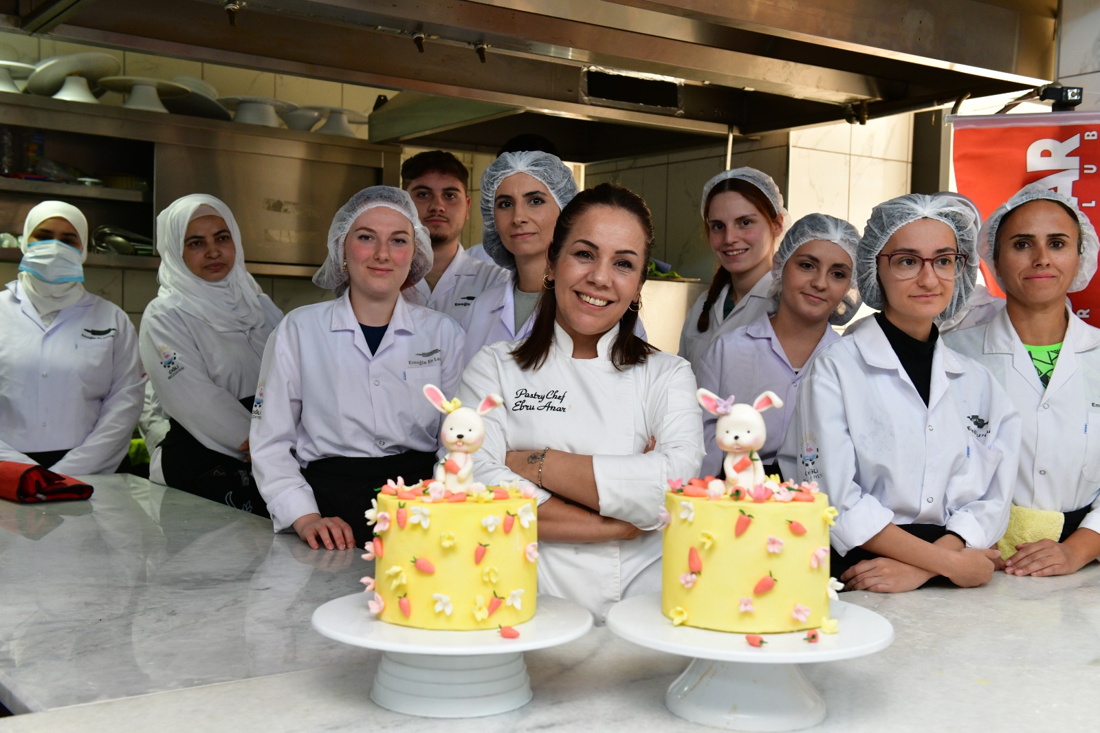 Çiğli Belediyesi’nin başlattığı 300 saatlik pastacılık kursu, katılımcılara kalfalık belgesi