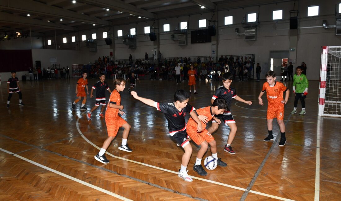 Çiğli’de Cumhuriyet coşkusu futsal sahasında Cumhuriyet’in 102. yılı, Çiğli’de düzenlenen Futsal Turnuvası ile sporla kutlandı.