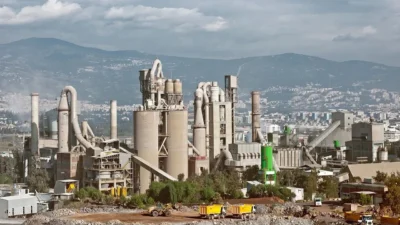 İzmir’in merkezindeki sanayi alanlarının taşınmasının önünü açan çevre düzeni planları,