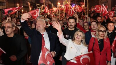102. yılını kutlayan Menemenliler, Cumhuriyet Yürüyüşü’nde bayraklar ve marşlarla Cumhuriyet