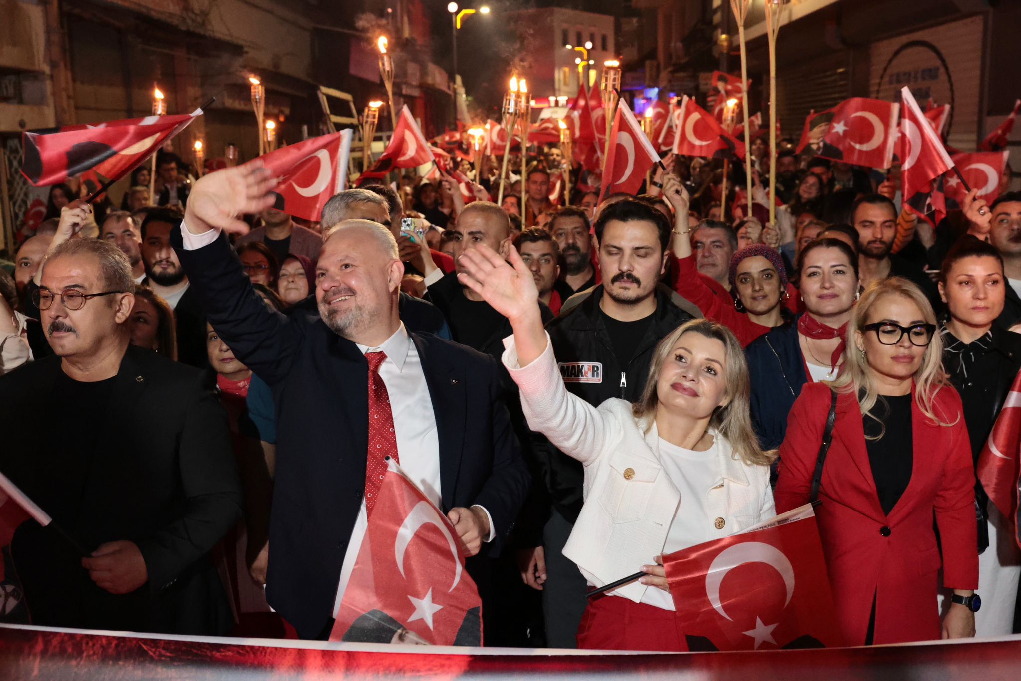 102. yılını kutlayan Menemenliler, Cumhuriyet Yürüyüşü’nde bayraklar ve marşlarla Cumhuriyet