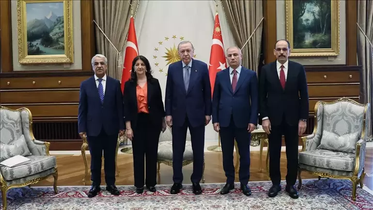 Terörsüz Türkiye’de kritik gün: Cumhurbaşkanı  DEM Parti İmralı heyetini kabul edecek PKK’nın Türkiye’den çekilme kararı sonrası, Cumhurbaşkanı Erdoğan, DEM Parti İmralı