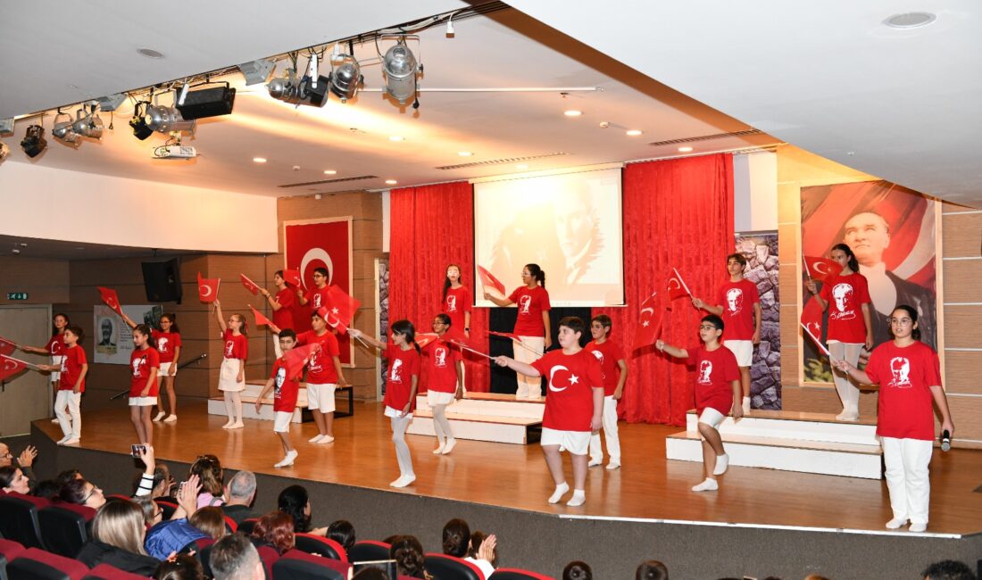 Çiğli’de Cumhuriyet coşkusu sahneye taşındı: “O’nun Sayesinde” oratoryosu duygulandırdı Çiğli Belediyesi Gençlik Tiyatrosu, Cumhuriyet’in 102. yılı kapsamında hazırladığı “O’nun