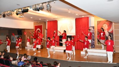 Çiğli Belediyesi Gençlik Tiyatrosu, Cumhuriyet’in 102. yılı kapsamında hazırladığı “O’nun