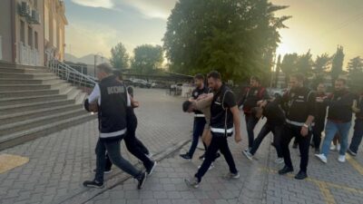 Muğla’nın Fethiye ilçesinde uyuşturucu satıcılarına yönelik düzenlenen operasyonda şüphelilerin polise