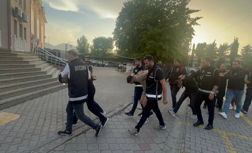 Muğla’nın Fethiye ilçesinde uyuşturucu satıcılarına yönelik düzenlenen operasyonda şüphelilerin polise