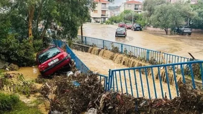 Foça’da etkili olan sağanak yağış hayatı olumsuz etkiledi; ev ve