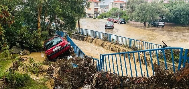 Foça’da etkili olan sağanak yağış hayatı olumsuz etkiledi; ev ve
