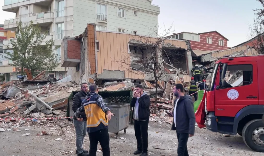 Gebze’de 5 katlı bina çöktü: Enkaz altında 5 kişi var Metro inşaatı yakınındaki Arslan Apartmanı sabah saatlerinde çöktü, ekipler zamana