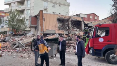 Metro inşaatı yakınındaki Arslan Apartmanı sabah saatlerinde çöktü, ekipler zamana