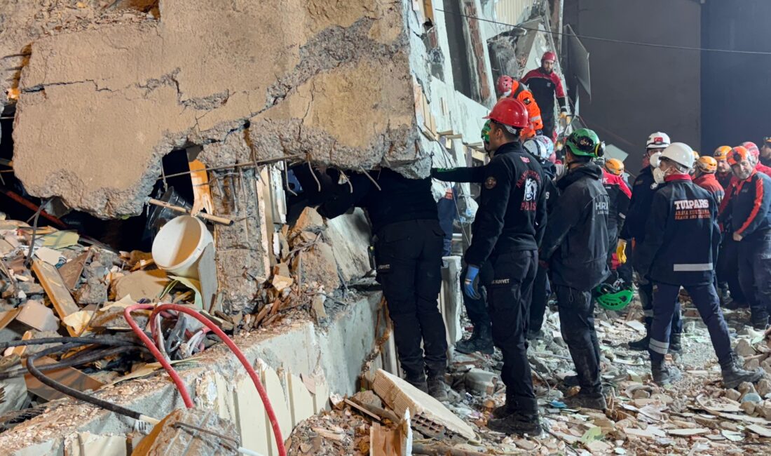 Gebze’de yürek burkan enkaz: Bilir ailesinden yalnızca 18 yaşındaki Dilara kurtuldu Kocaeli’nin Gebze ilçesinde çöken 7 katlı Aslan Apartmanı’ndan 19 saat