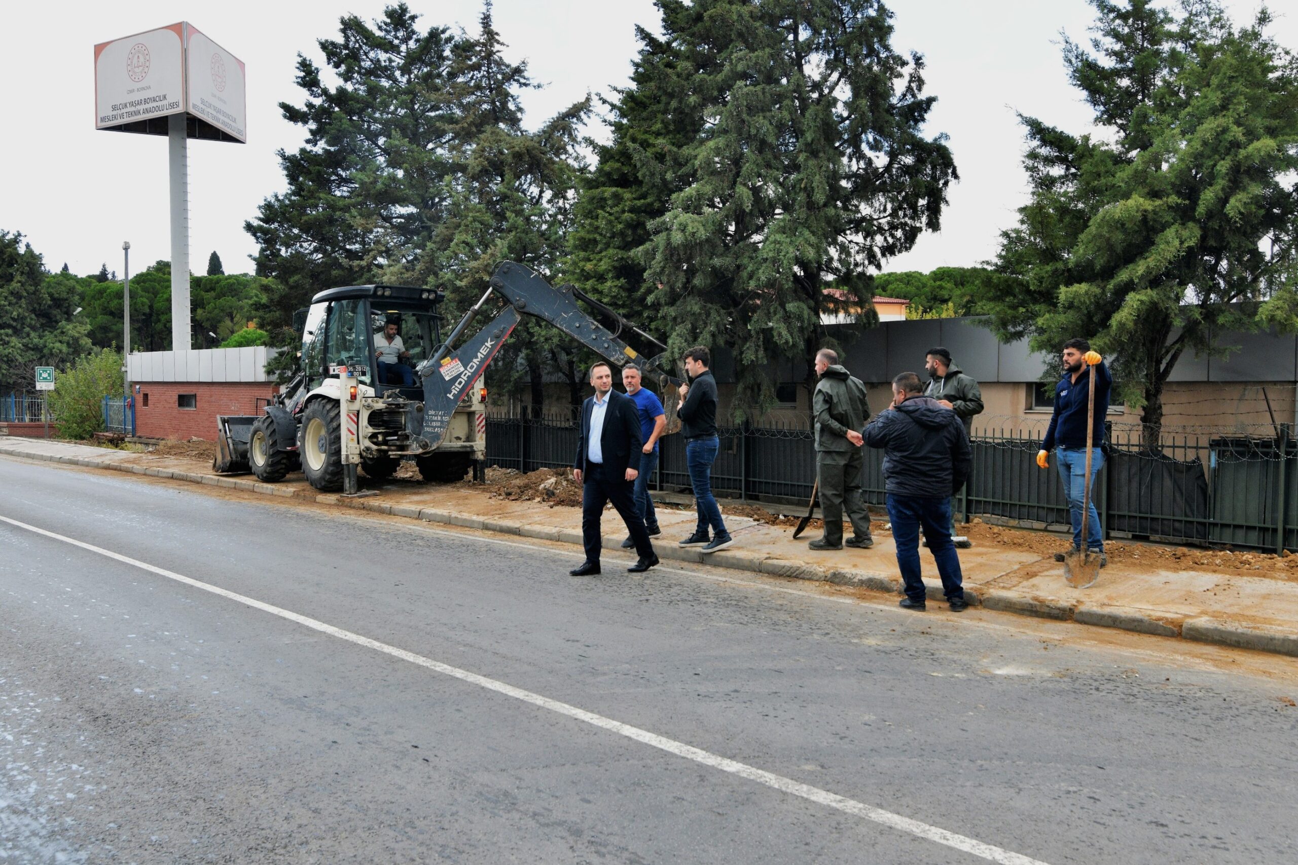 Bornova Belediyesi, okul çevrelerinde yol ve kaldırım düzenlemeleriyle öğrenci güvenliğini