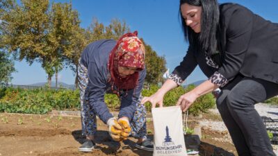 İzmir Büyükşehir Belediyesi, üreticilerin toprağını tanıyarak doğru gübreleme yapmasını ve