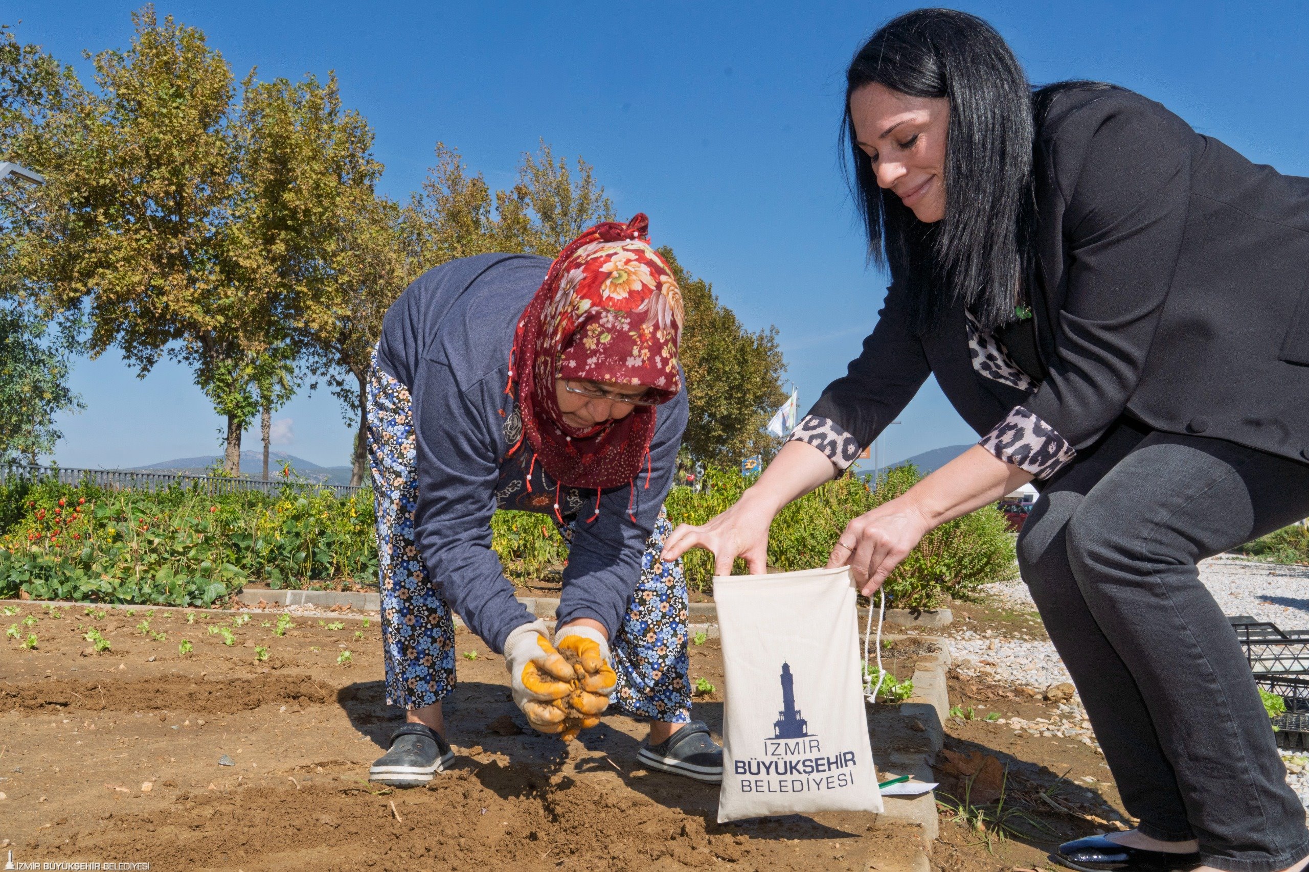 İzmir Büyükşehir Belediyesi, üreticilerin toprağını tanıyarak doğru gübreleme yapmasını ve